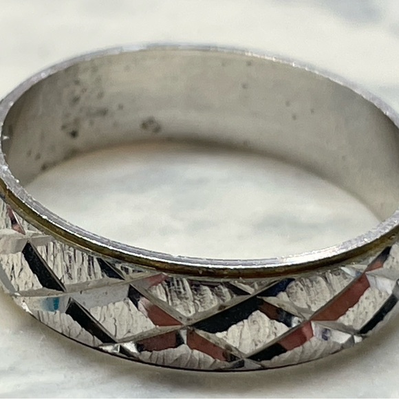 Silver Tone Diamond-Cut Band Ring Etched Geometric Pattern Sample brass Ring 10 - Picture 8 of 9